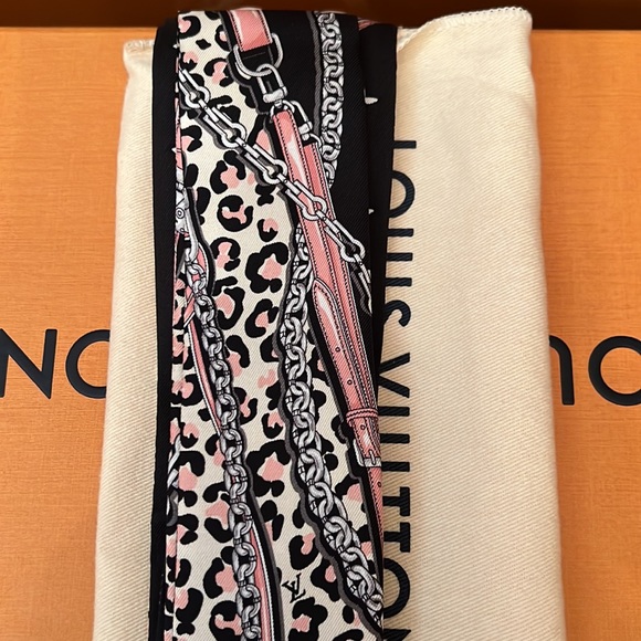 LIKE NEW LOUIS VUITTON WILD AT HEART LEOPARD BB BANDEAU -  M00415 - Picture 4 of 8